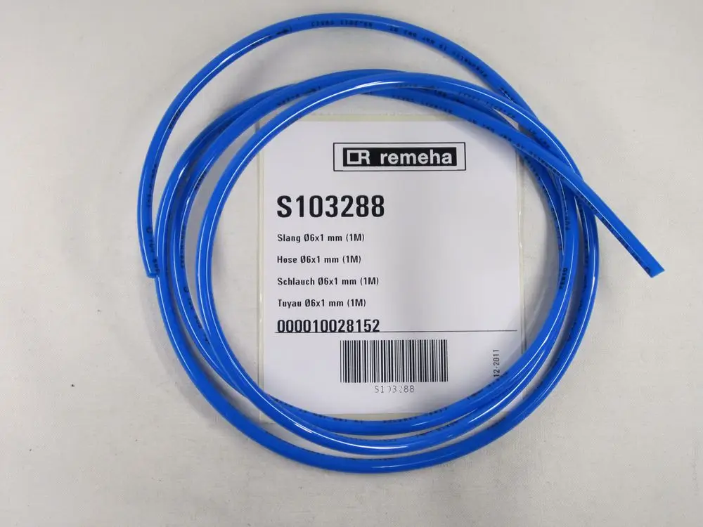 Blaues Rohrmaterial der Marke Remeha, mehrere Längen übereinander gelegt, mit Produktinformation und Barcode auf einem weißen Hintergrund.